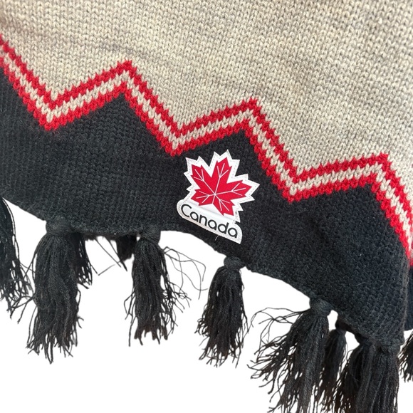 HBC Olympic Team Canada Women's Poncho Black Red Patterned Fringe One Size - Picture 4 of 12